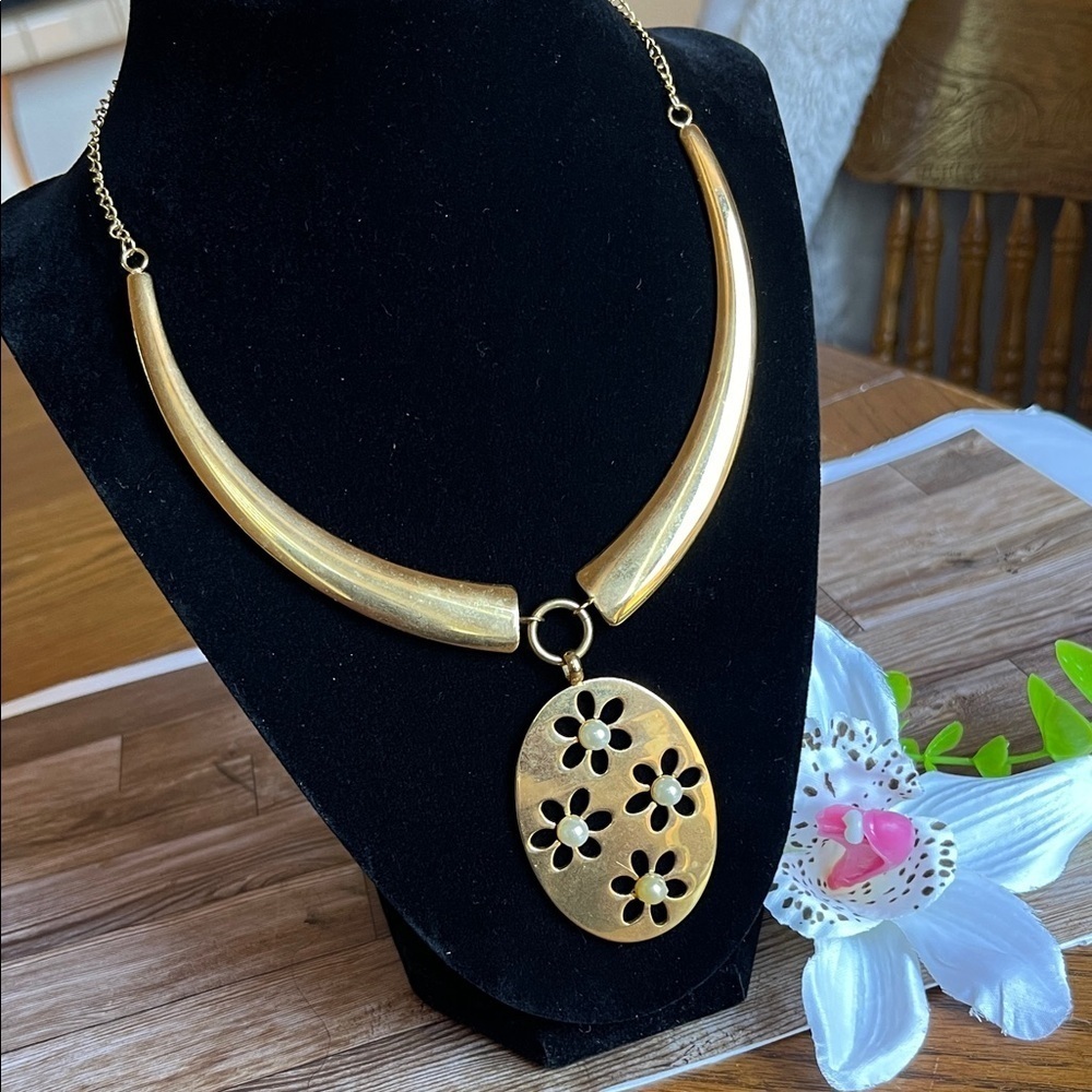 Chic Gold Floral Pendant Necklace